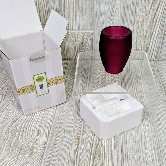 Scentsy Cranberry Glass Nightlight Mini Warmer Wall Plug In RETIRED Box Bulb Plu - Picture 1 of 5